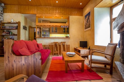 View of living area towards the kitchen space and breakfast bar
