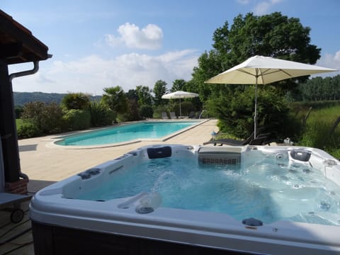View of the swimming pool from the jacuzzi
