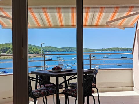 Apartment by the sea with terrace and lovely views 