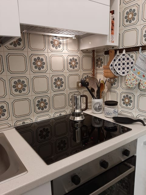 Kitchen: Bosch induction hob (4 cooking zones), Candy ventilated electric oven,