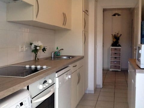 Fully equiped kitchen opening onto terrace