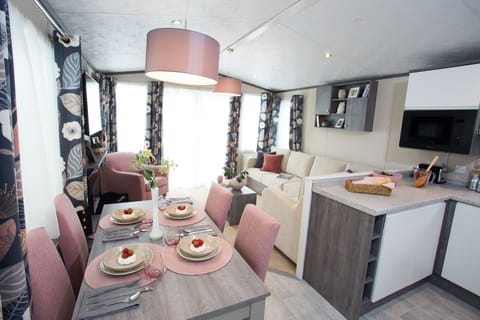 Bovisand Lodge Holiday Park, 3 bedroom caravan, lounge/kitchen