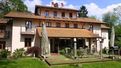Toscana Villa in Hamburg -Rissen. Sleeps 10 in 5 bedrooms + 4 marble bathrooms