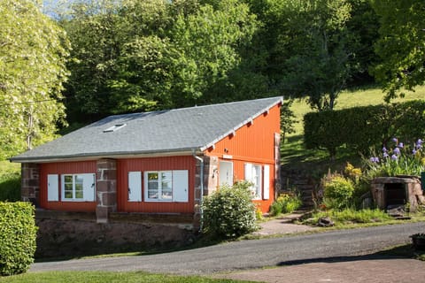 Gîte Cassiopée entouré de verdure à Noailhac près de Collonges-la-Rouge et des villages de caractère