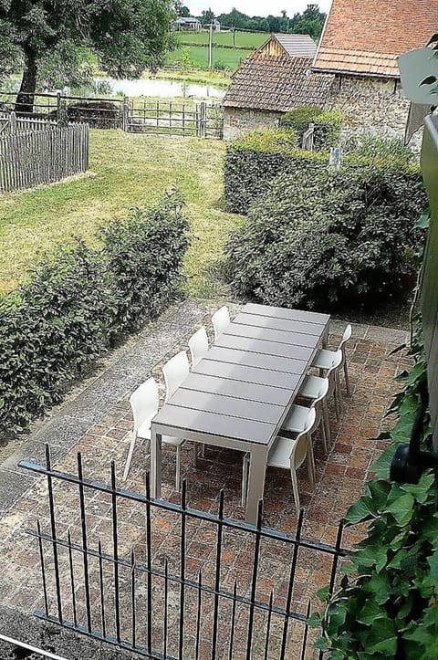 Terrasse de l'OUSTAL avec store électrique et pergola
