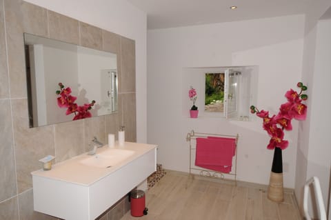 Authentic farmhouse in the heart of 'Provence'. Farm Stay in Pernes-les-Fontaines