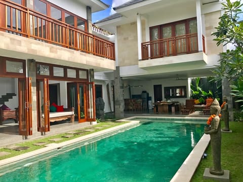 View to the open living area 