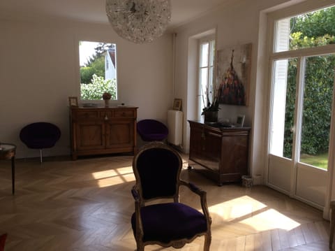 MANSARD VILLA IN VESINET  House in Chatou