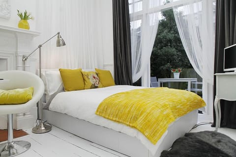 Garden studio 2. A gorgeous bright & beautifull, self contained studio & garden