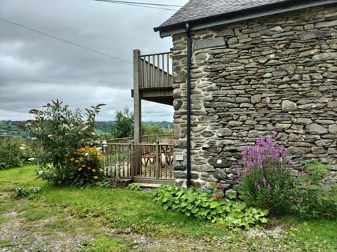 Yr Hen Feudy is a ground floor apartment with underfloor heating throughout.