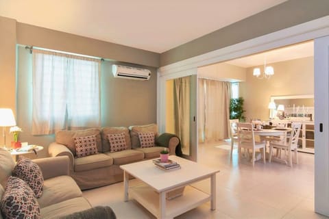 The living room with loung area, tv, dining table and open kitchen
