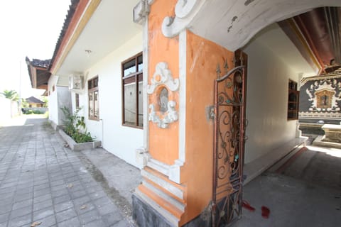 Front entry and gang/driveway.