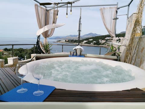 Terrace with Jacuzzi, sunbeds, shower, beach and sea view