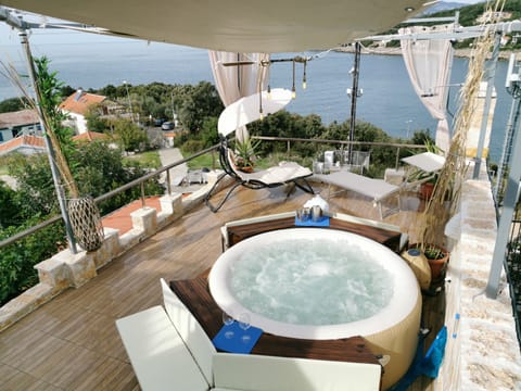 Terrace with Jacuzzi, sunbeds, shower, beach and sea view