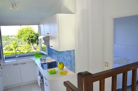 Studio Apartment, Kitchen