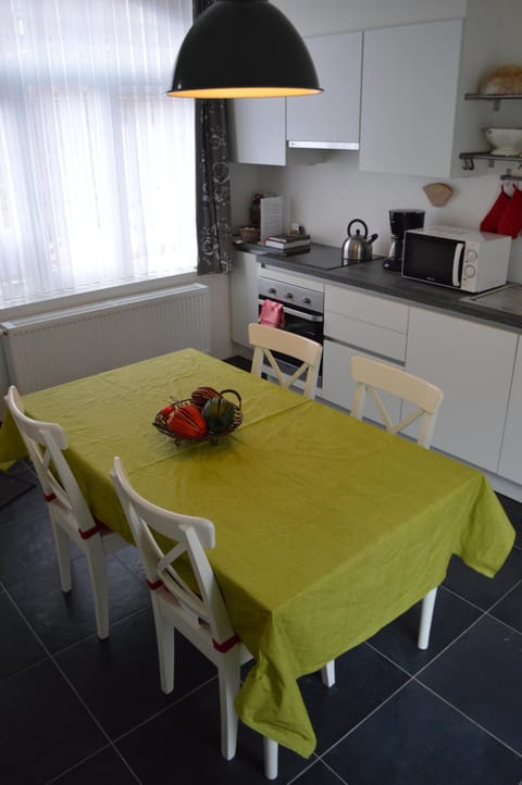 Detail of the kitchen with the dining area.