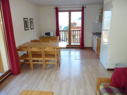 Kitchenette with hot plates, grill oven, microwave, fridge, dishwasher and sink.