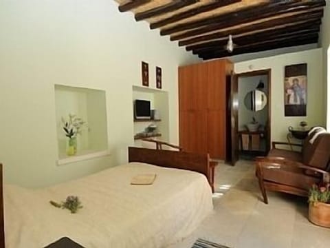 Persa studio, bedroom and TV sitting room