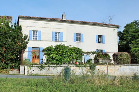 Large, 8 person detached house with full amenities 
