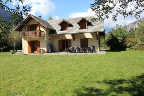Newly renovated to a high standard of comfort, boasting a huge garden, mountain views, with a river setting in the centre of Bourg d'Oisans. The ideal holiday house for cycling groups or families.