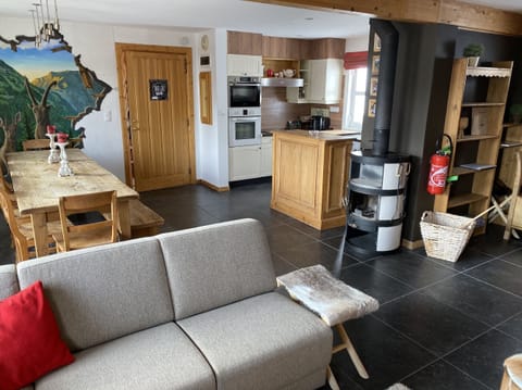 Overview on dinnertable for 10 and kitchen.