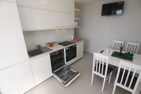 Kitchen with dish washer