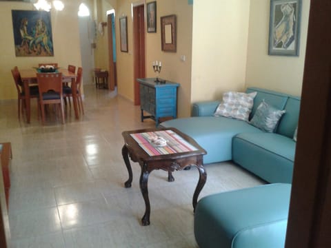 Salon & dining space