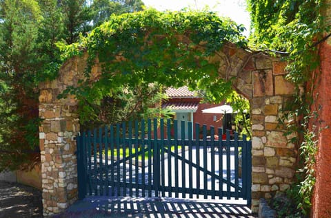 The house is located on a green, fenced territory. Bungalow Kefalonia Greece