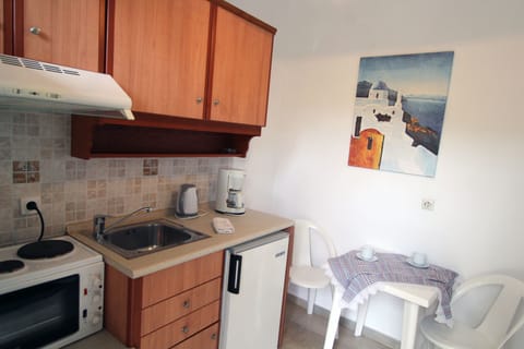 Studio 4 Kitchen and dining table