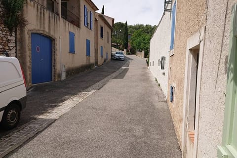 Parking on street directly outside apartment