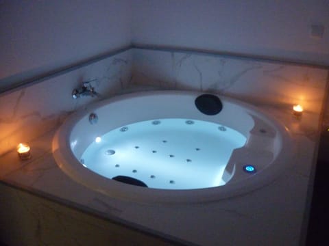 Indoor spa tub