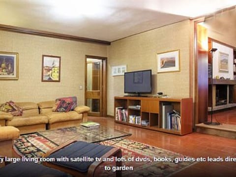 Very large living room with tv (streaming English channels) 