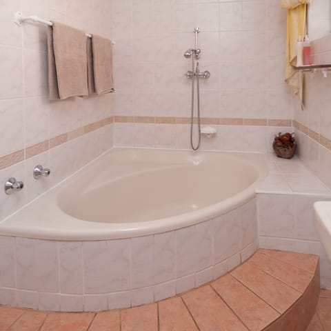 Bathroom en suite on bedroom 2