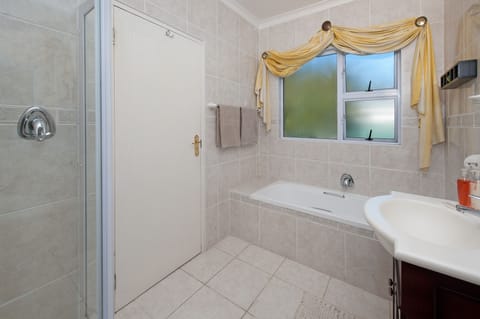 Bathroom en suite bedroom 1