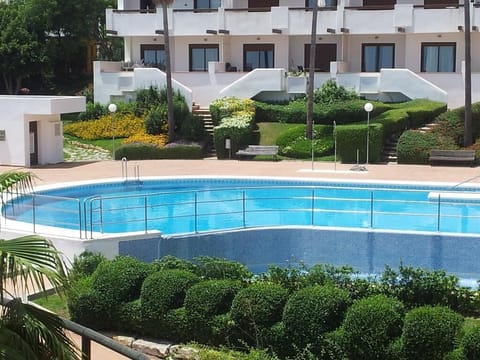 view of the swimming pool. Direct access to the flat with steps (right angle)