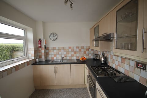 Fitted kitchen with WM dishwasher, fridge,freezer