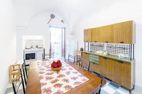 Dining Room and Breakfast Bar