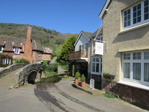 Where your holiday begins
The Pack Horse Allerford, picture perfect location.