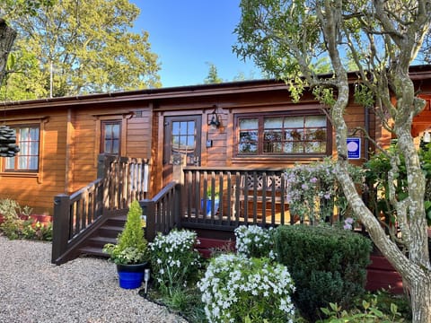Holly Lodge - 2 Bedroom, 2 Bathroom Log Cabin - Norfolk coast 