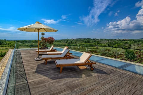 Sun deck upstairs. Sea and vineyard view. 