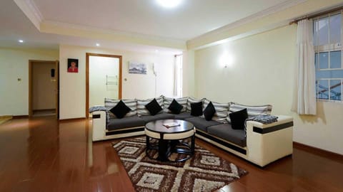 Spacious living room with dining room 