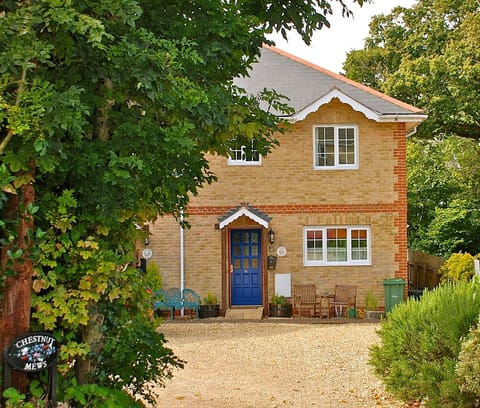 Enterance into Chestnut Mews