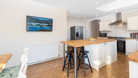 Breakfast bar and TV