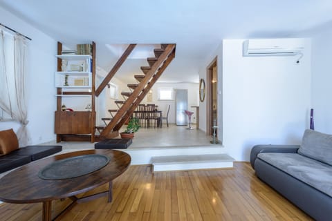 Steaps leading to the bedrooms located on the 1st floor 