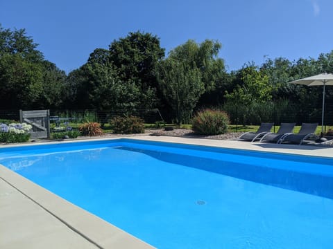 10m x 5m outdoor heated pool (shared), 28 degrees from May - September