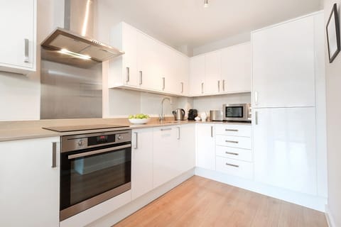 Sleek kitchen with dishwasher and lots of other essential kit!