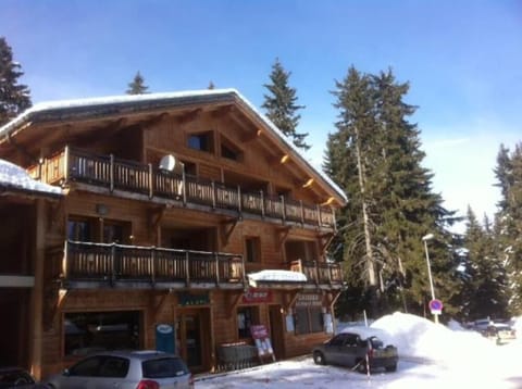 Chalet Les Carons. Appartment on large balcony