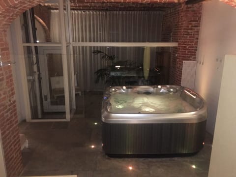 Indoor spa tub