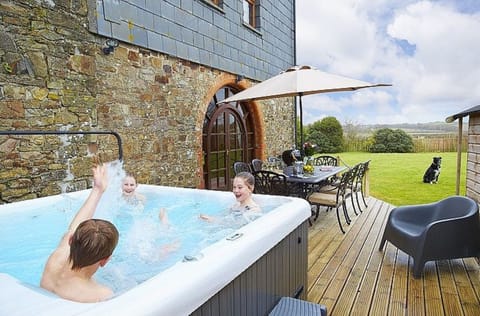 THE GRANARY WITH ITS SUPERB HOT TUB