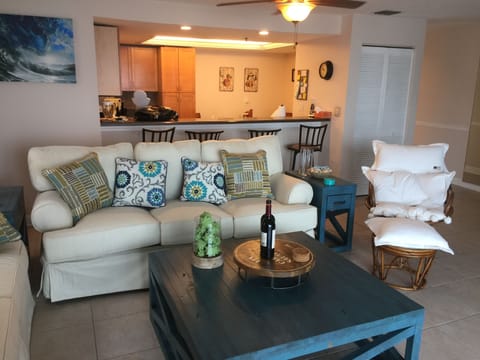 Living, Breakfast Bar
